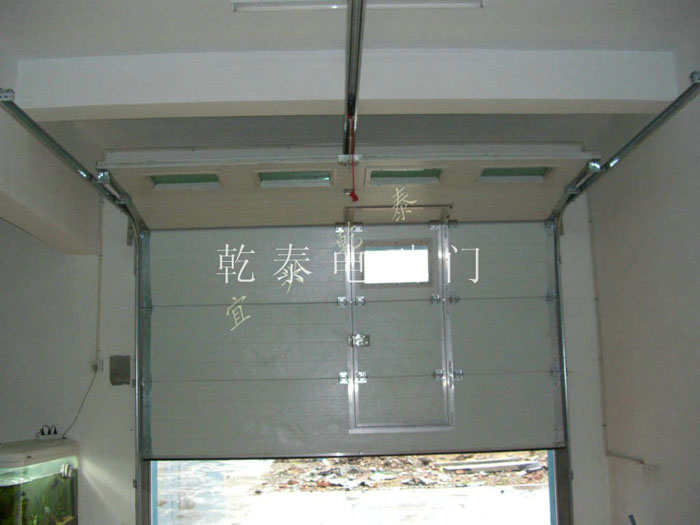 带小门上滑式车库门